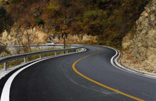  我国@在我国，为什么高速公路要比地面高出来很多？你可能想不出