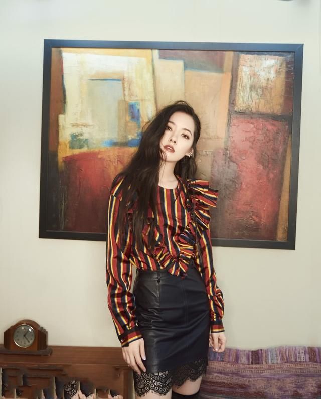 郭碧婷短裙穿得又短又紧，对自己真狠，网友：为了曲线感拼了！