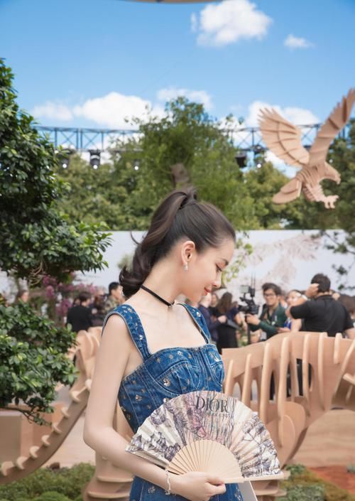  「真的」Angelababy真的漂亮！穿牛仔刺绣长裙高挑纤细，看上去知性魅力