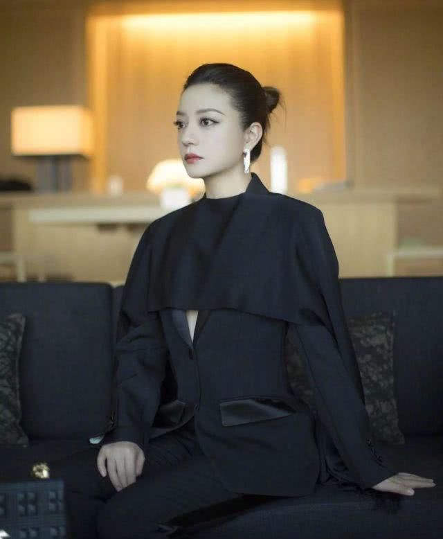  『出席活动』早春第一件外套，如何穿好一件斗篷？