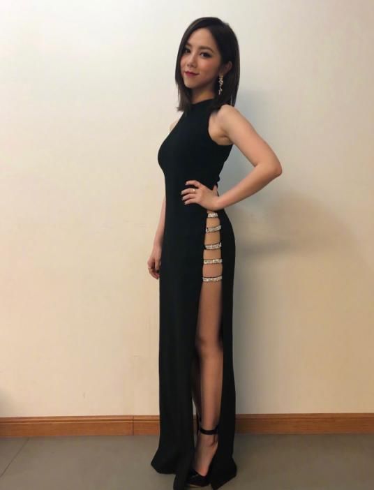 邓紫棋变身小女人撞衫杨幂，不禁让人大呼，终于穿对了衣服