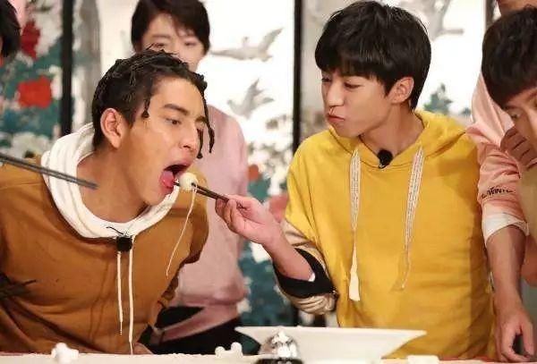 吸睛| 《中餐厅2》不止有美食，少女心配饰的神奇法则了解一下!