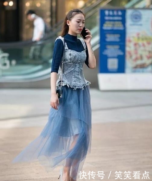  『尽显』街拍美女：身材紧致的小姐姐，紧身裙穿搭，尽显时尚魅力！