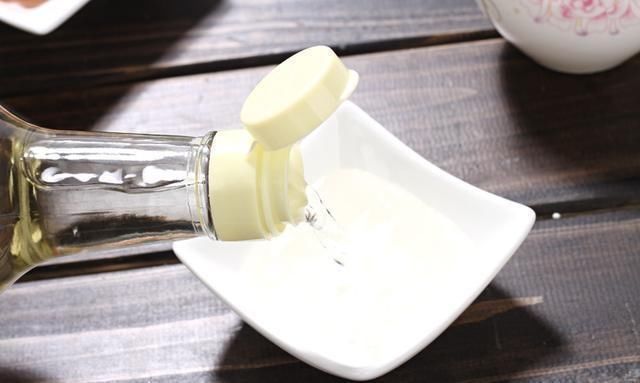 老中医不经意吐露，醋+它，祛斑仅需一夜间，让你的脸比棉花都白