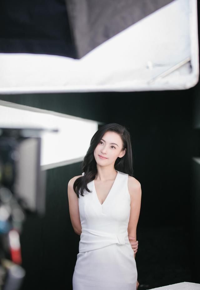 「 白裙」一袭白裙美成仙，网友：娱乐圈最美辣妈，张柏芝最新广告太惊艳