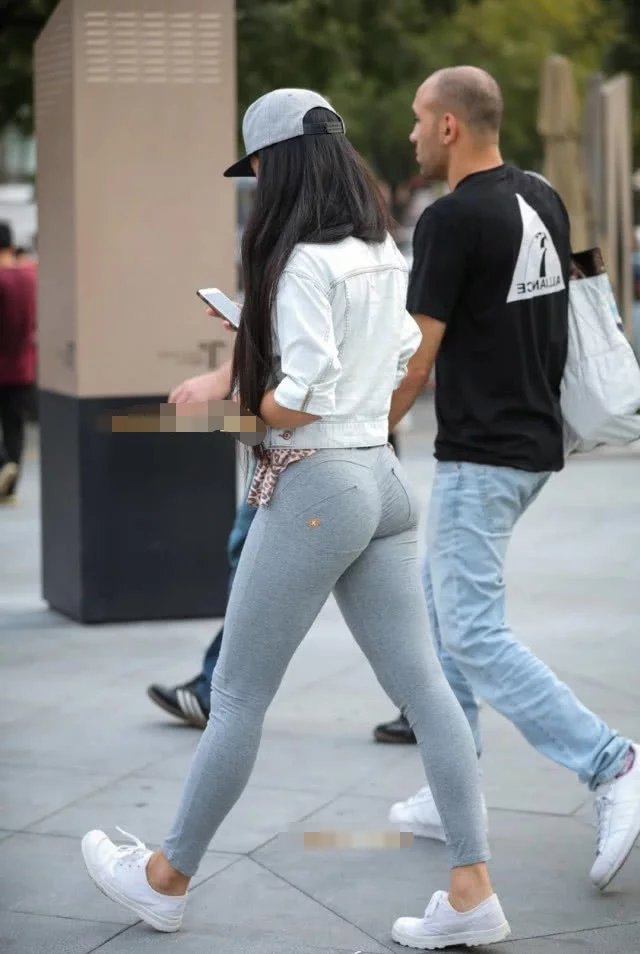 可爱小姐姐紧身裤勾勒浑圆的臀线，清纯的长相可爱又俏皮