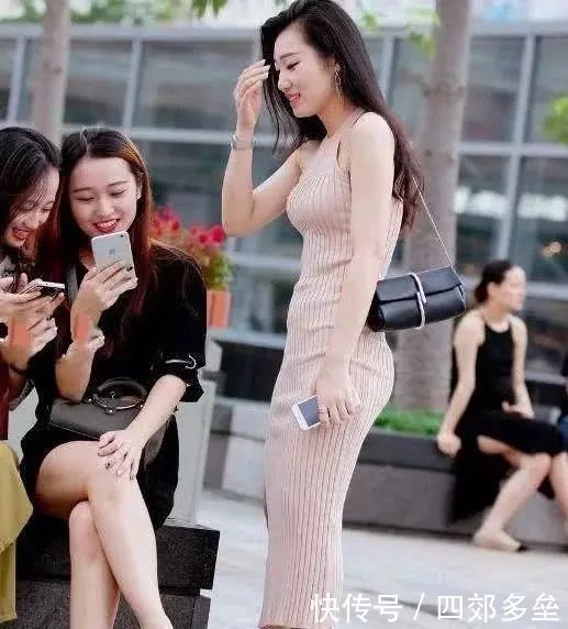 街拍：夜晚出街的妙龄小姐姐，图1一件连体抹胸装抢镜，独特的吸