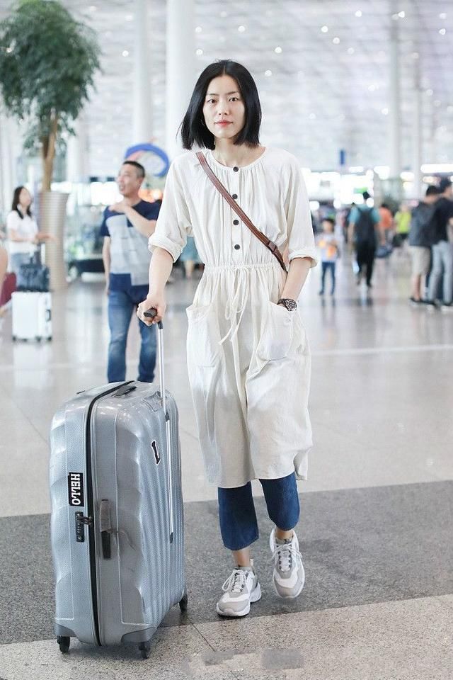 同样的白色连衣裙，刘雯配裤子比江疏影光腿还耐看？