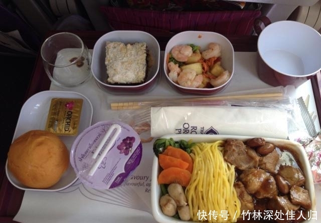  #空姐#乘坐飞机时，这四项“不公开”福利，主动提出空姐都会满