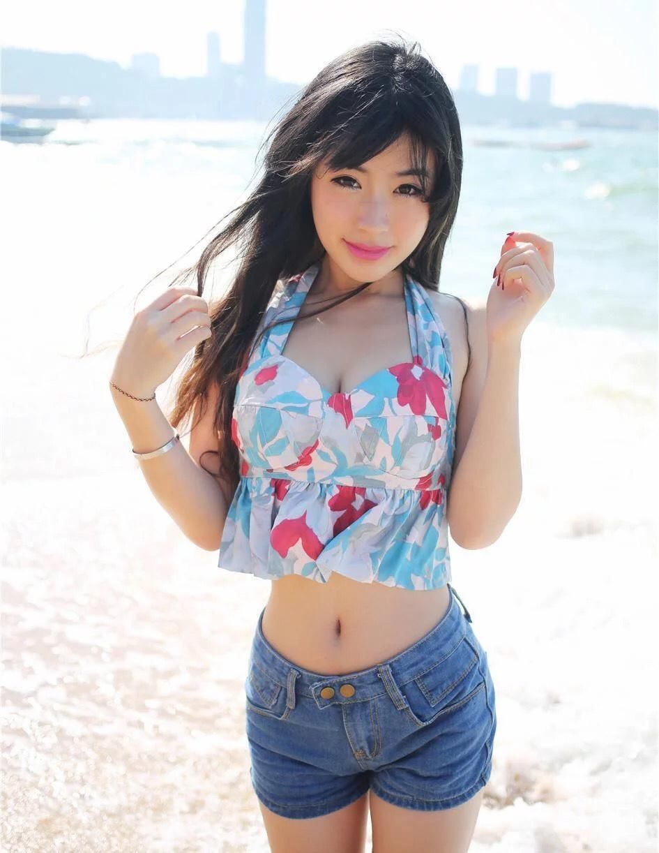 东莞街拍:街头个性穿搭，内衣热舞堪比柳岩，罩杯不输徐冬冬