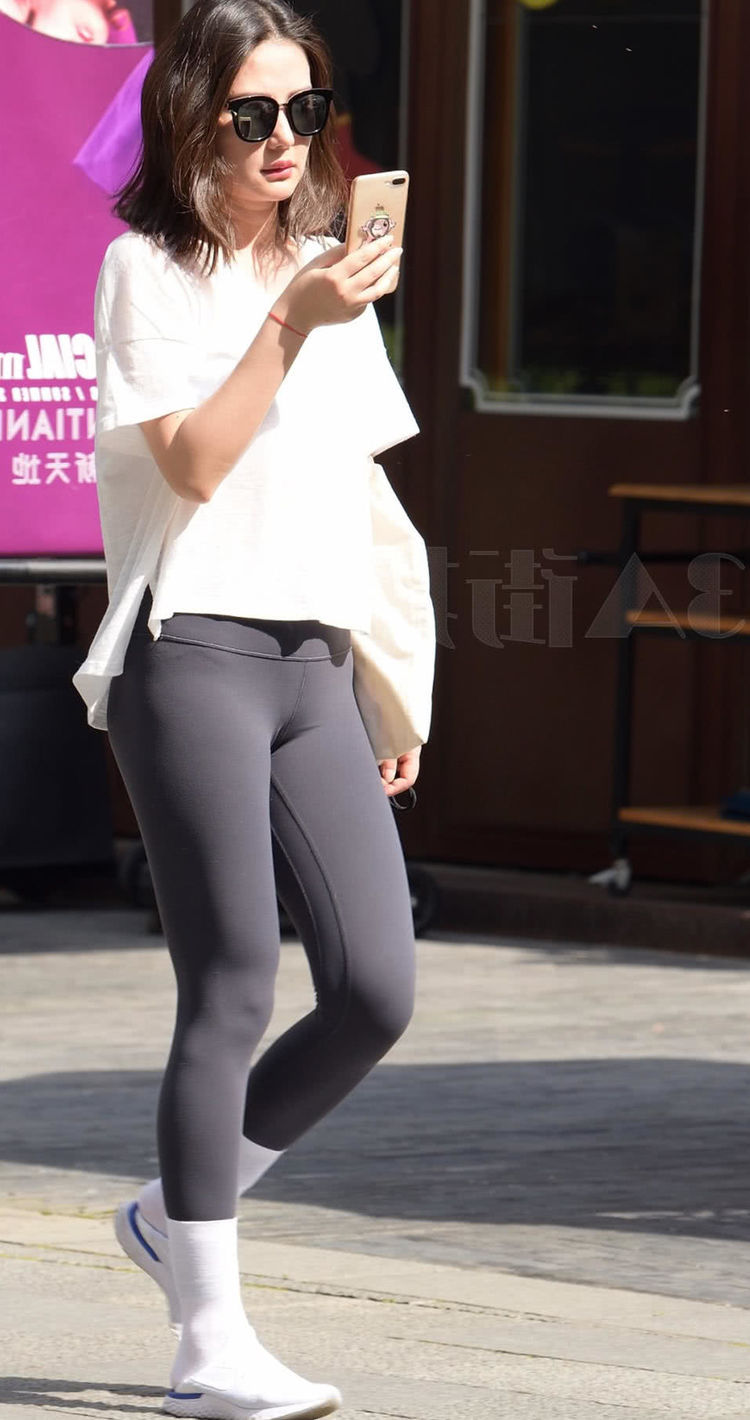 路人街拍，小姐姐的穿搭非常的有新意，一头小短发干净唯美