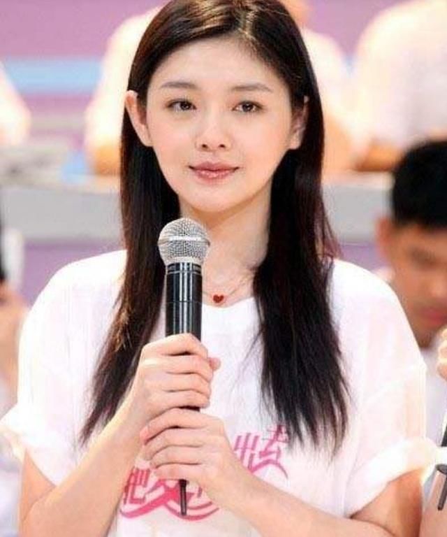 谣言说她不幸福，事实告诉网友她有一个好丈夫，很幸福