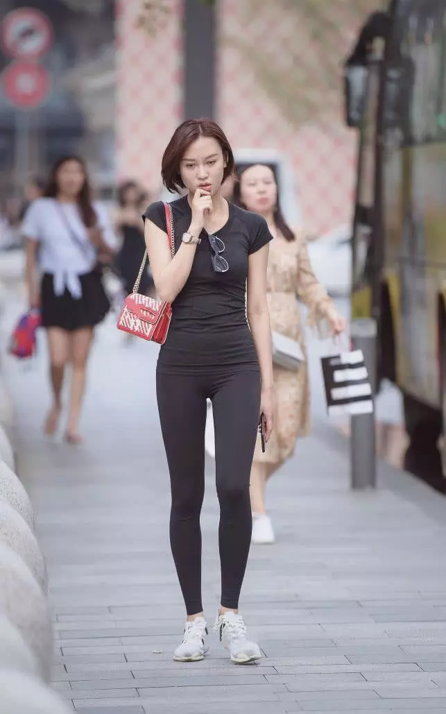 街拍:健身美女紧身裤穿出优美身材,走在路上就是养眼!