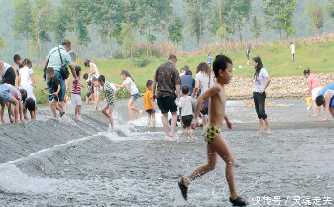 成都这座古镇,坐拥12棵千年古榕,纳凉戏水的好去处