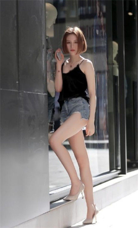大气|街拍:美女身穿米色超短裙,肌肤如玉,尊贵优雅显大气
