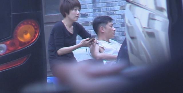 马伊琍探班文章，穿衣朴素接地气，这才是42岁女人该有的样子!