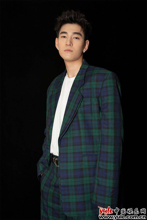 陈叶生亮相时尚盛典 解锁双重风格少年感十足