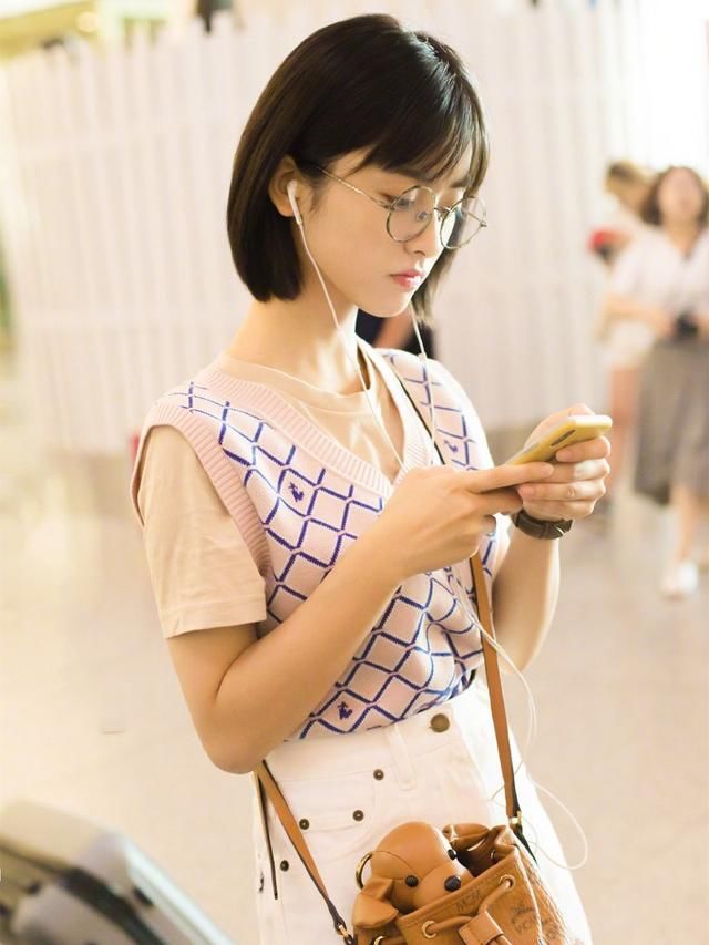 沈月机场穿短袖还配针织衫,是冷还是热?李沁汪苏泷也爱这么穿!