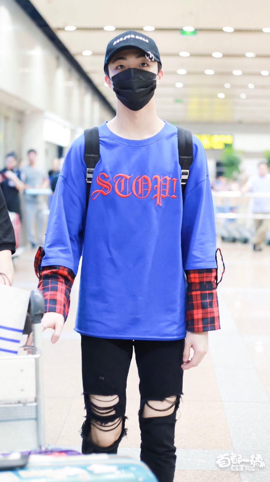 陈立农最新机场秀打扮帅气，网友:这破洞裤绝对不能让奶奶看到!