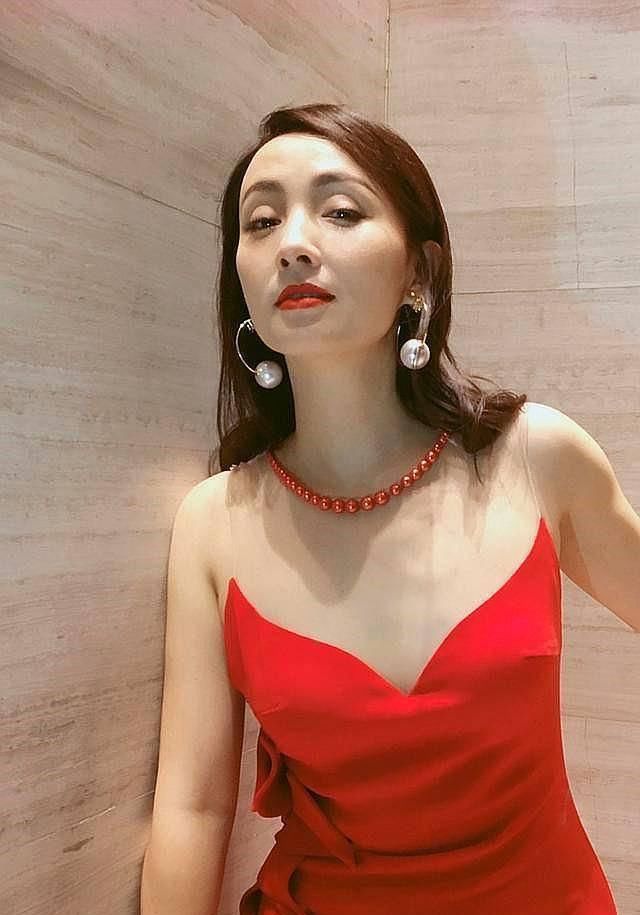 『 红色』大珍珠耳环变女王，48岁陶虹也太拼了吧！脚踩20cm恨天高如履平地