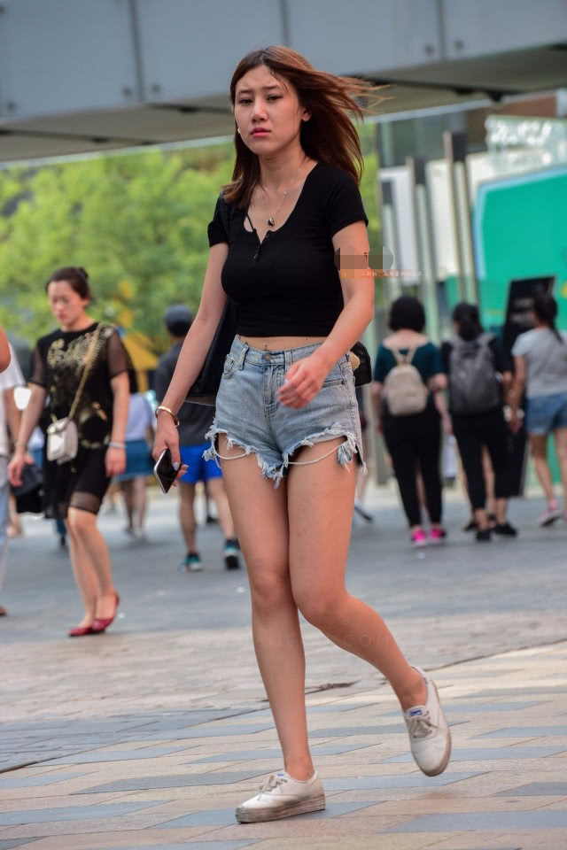 气质小姐姐V领T恤大秀完美事业线，穿搭牛仔短裤女王范儿十足