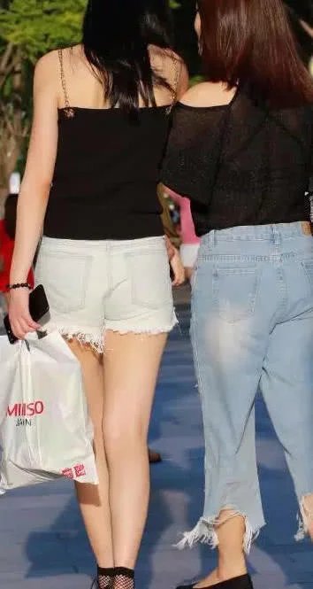 性感小姐姐身穿吊带抹胸搭配超短裤，十分性感，吸睛无数