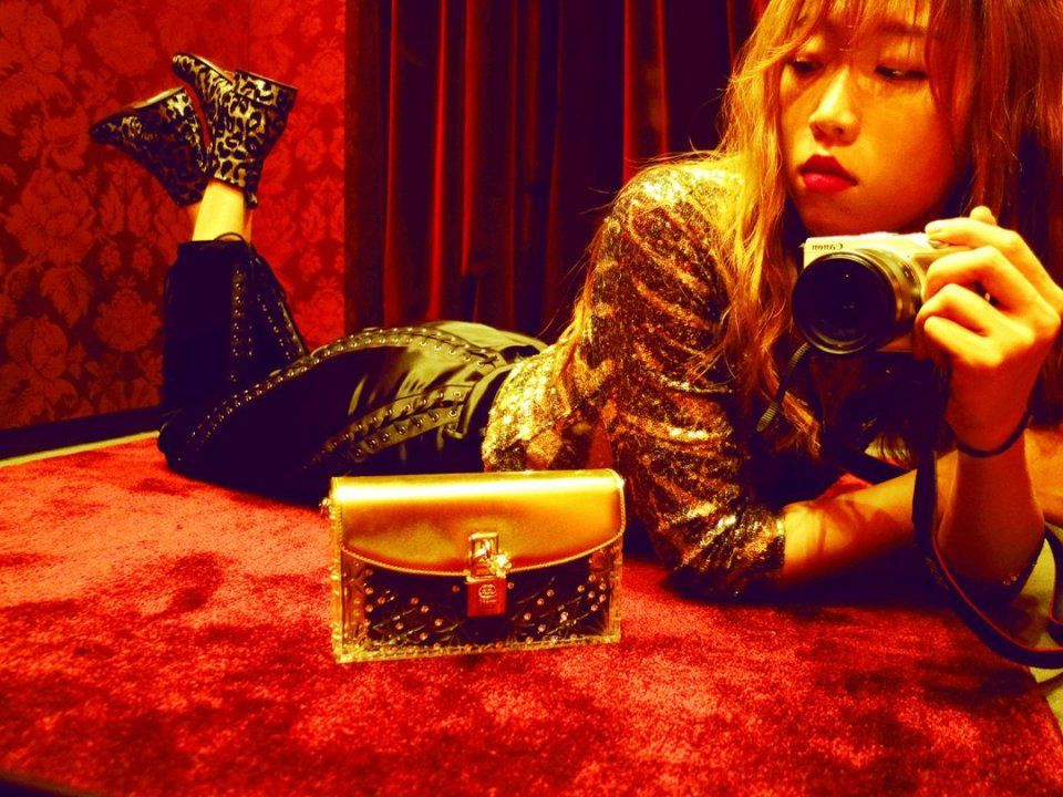 亲身示范丨原来真的可以在试衣间自拍出时尚芭莎封面!