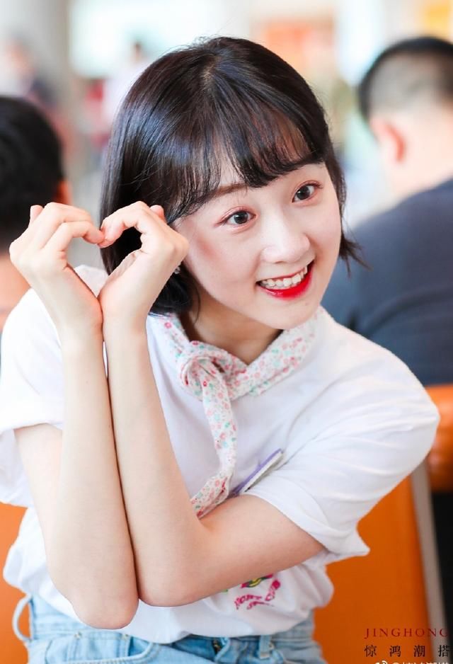 李子璇真会装嫩，23岁还穿小学生的衣服，却被裙子勒出了小肚子