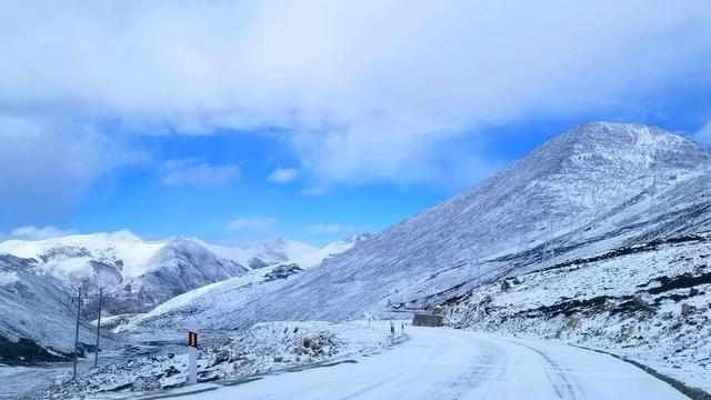 川藏线真可怕！翻5000米海拔垭口，一路的事故车，还有一辆普拉多