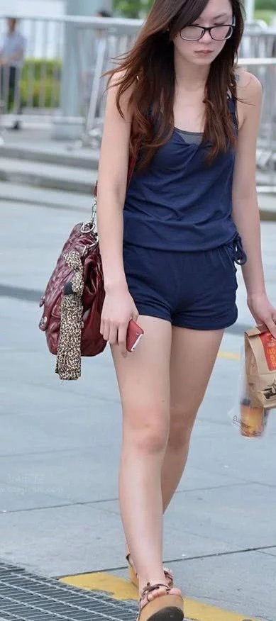 时尚小姐姐身超短裤裹出，丰腴迷人浑圆的臀线，清纯的气质很有看