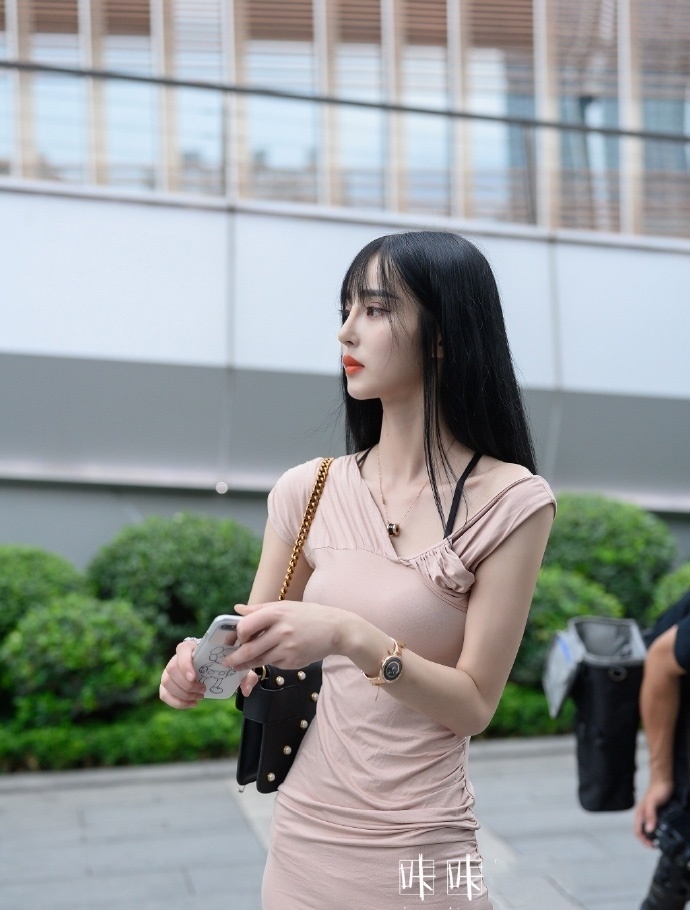 『栗子』美女的眼妆很明显,和栗子色的卷发搭配起来很耐看