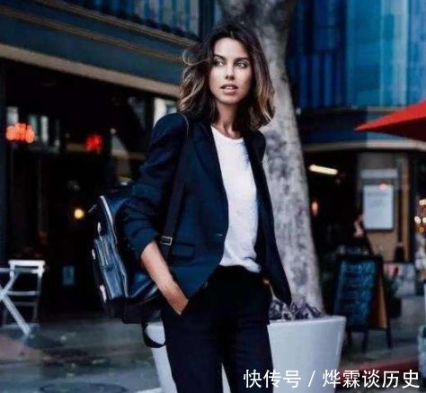 『烟斗裤』不要再坚持穿阔腿裤了, 时尚的烟管裤让你穿起来有一种超前的感觉!