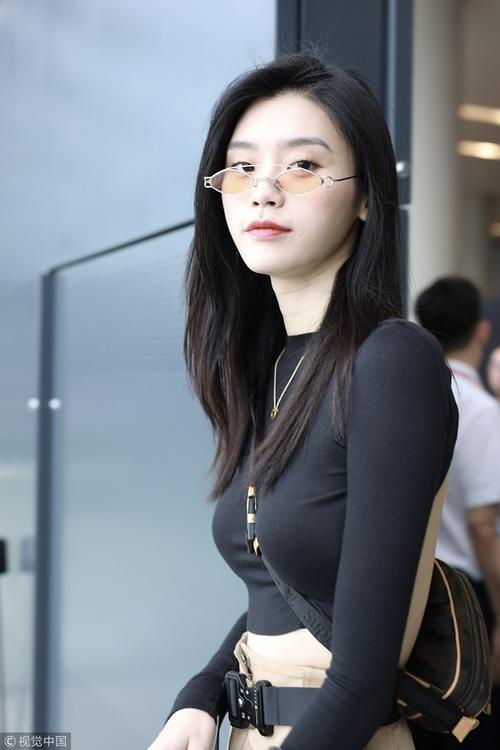 路人街拍，奚梦瑶现身机场，性感大裸背，大长腿逆天，身材好到爆