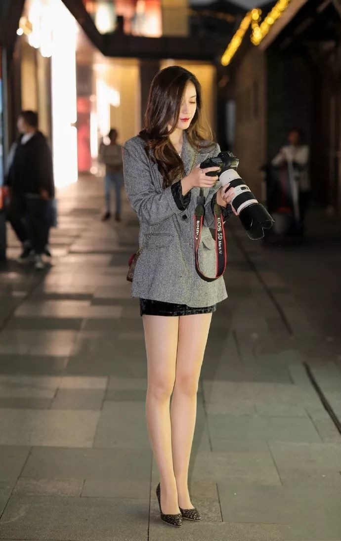  小美女|街拍：完美身材的小美女，曼妙有致的身姿，真漂亮