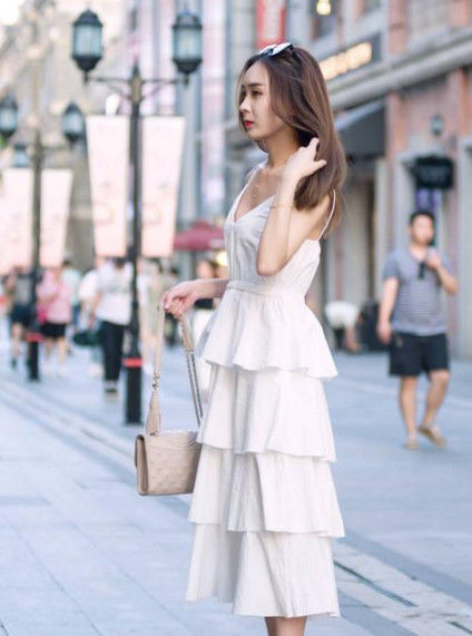 #温文尔雅#街拍:美女穿黑色上衣配白色短裙,温文尔雅,清新靓丽