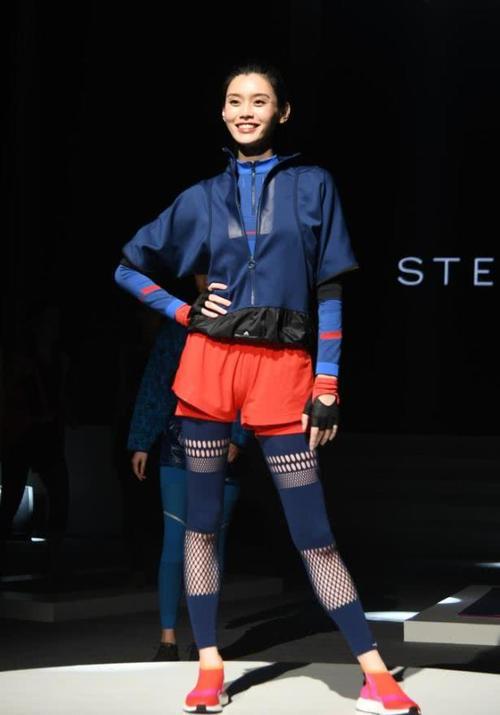 奚梦瑶搞什么，裤袜破了至少87个洞，硬是把它穿成“海娜纹身”！