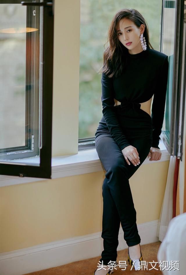 张钧蜜纽约时装周，露出小蛮腰很是性感，果然健身的女人身材好