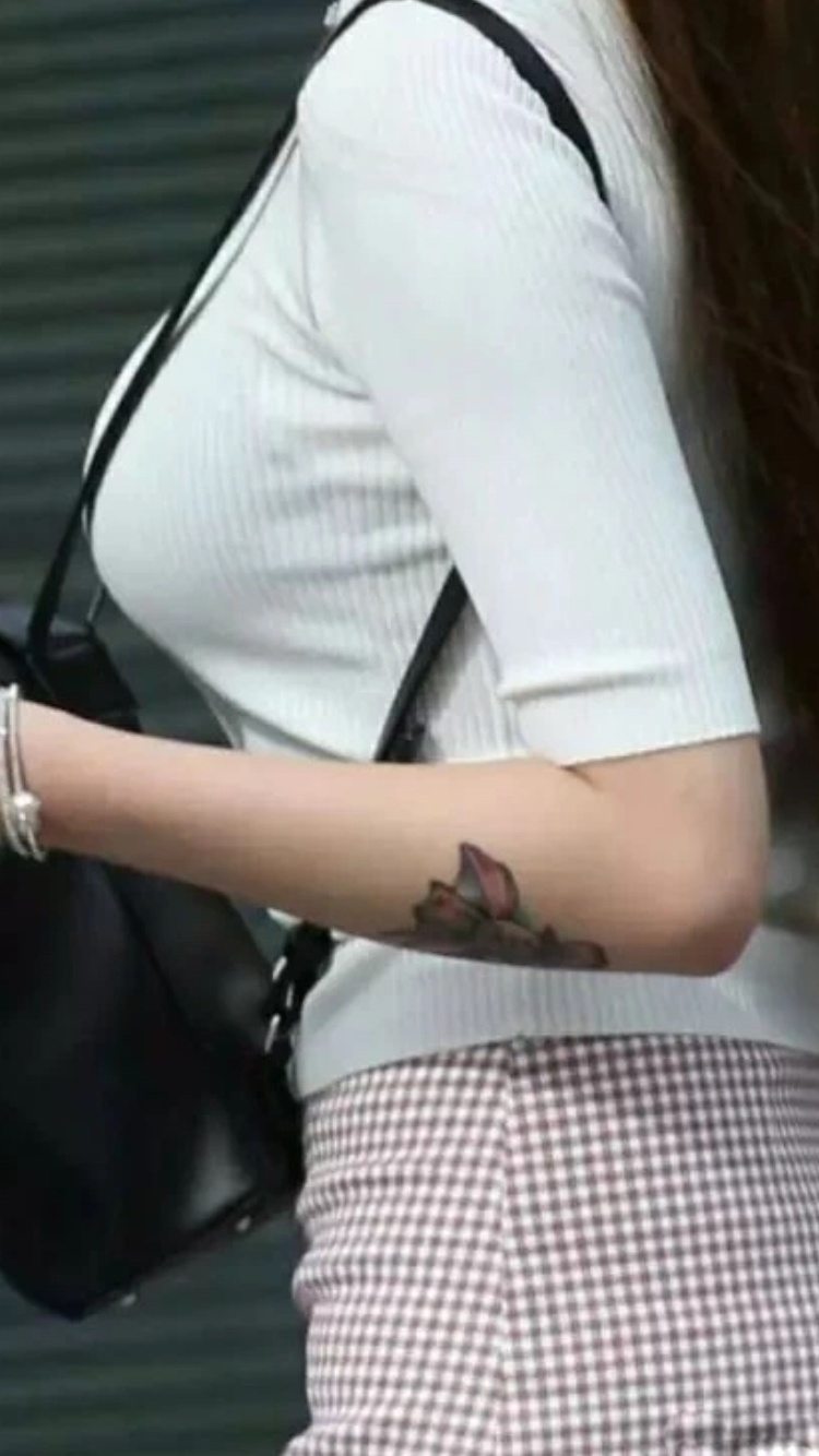 街拍：有首歌怎么唱的？“跟着我一起摇摆，跟着我一起摇摆”！