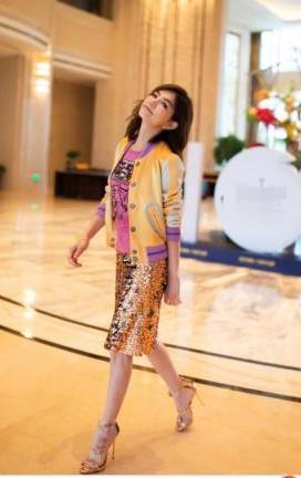 Ella为增高豁出去了，脚活生生被挤到畸形，网友：心疼她的小脚趾