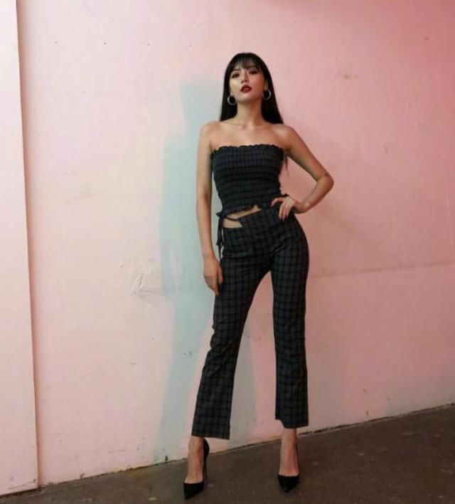 金泫雅不顾走光危险，牛仔裙差2cm就短到腿根，看得我老脸一红！