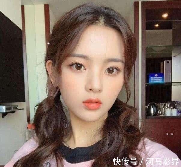  「女生」发际线高的女生，拒绝扎高马尾，太难看了，这4种扎发适合你！