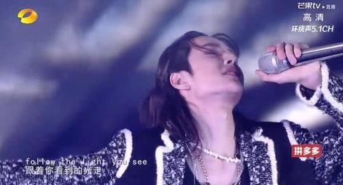 王一博水中唱跳图片