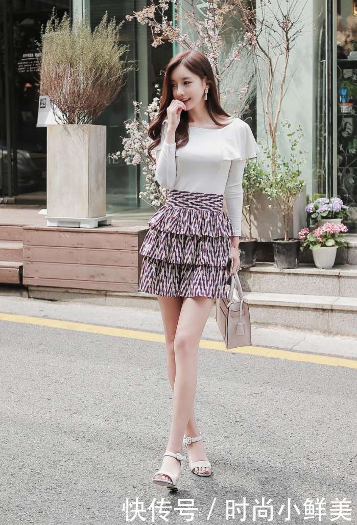 街拍：不张扬的紧身白上衣，小姐姐简繁得当，端庄典雅