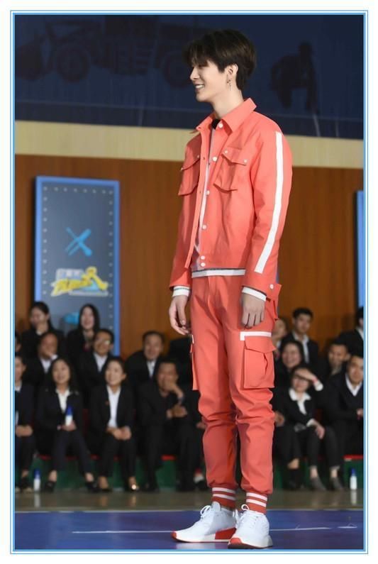 范丞丞疯了吧！这种发色也敢往头上染，网友：幸好你姐是范爷！