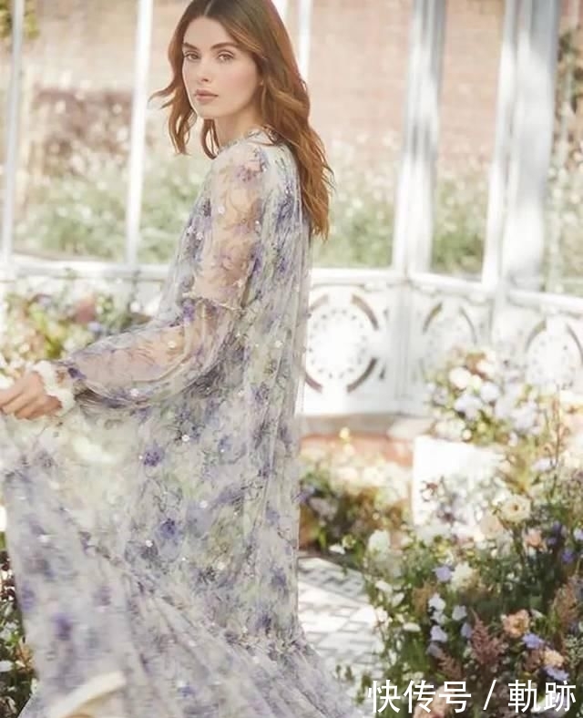 『花朵』2020开春 流行穿“开满花”的裙子,谁穿谁美!