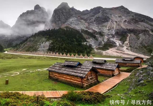 位于秘境之中,巴拉格宗显得十分奇特,如仙境一般