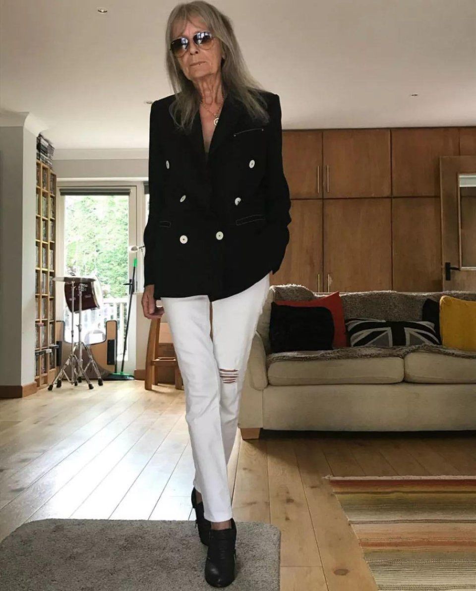 她74岁，满脸皱纹，天天素颜，但是真的很酷啊!!!