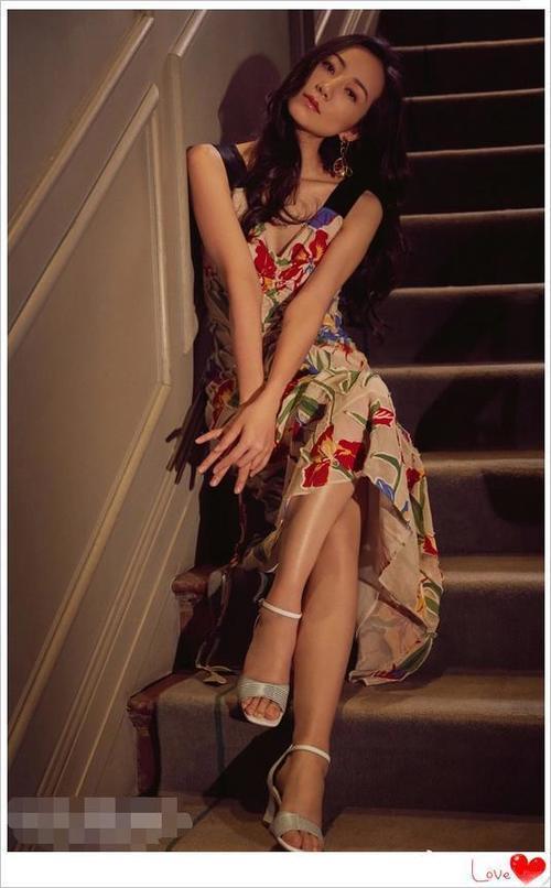 韩雪机场变秀场,短T配长裙优雅炫腹,网友:好想量一量她的腰围