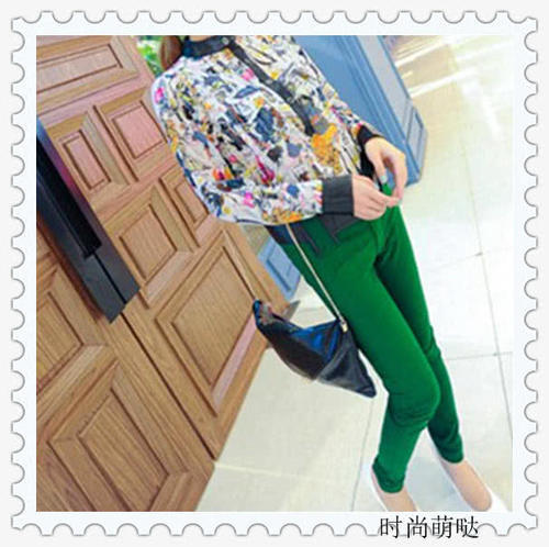 MM穿绿色紧身裤刚出门就成了焦点，成功在人群中脱颖而出