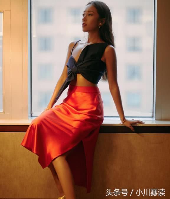 吉克隽逸不穿内衣？仅用蝴蝶结遮掩上身，网友：我佩服